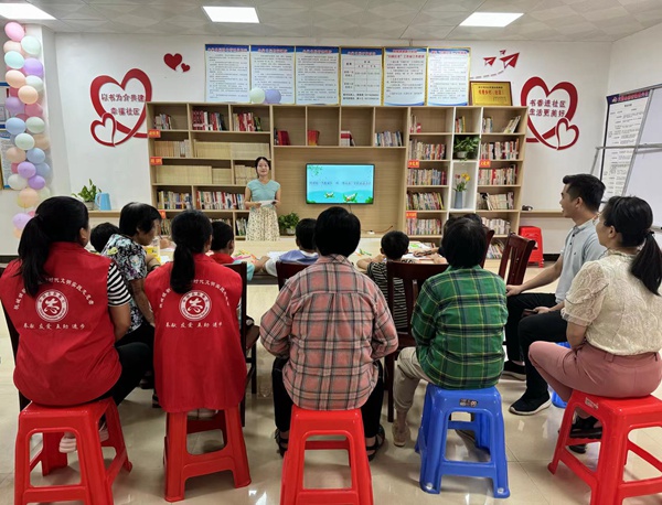 6月6日，“書香端午 ‘粽’情閱讀”全民閱讀活動在桃城鎮(zhèn)新興社區(qū)農家書屋開展