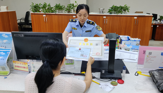 八步區(qū)：“證照聯(lián)辦”釋放政務服務速度和溫度