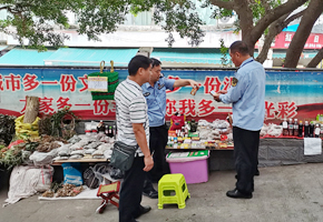 監(jiān)管人員對農(nóng)貿(mào)市場假藥銷售點(diǎn)進(jìn)行查處