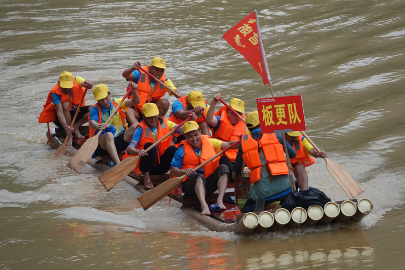 參賽選手奮力劃槳。