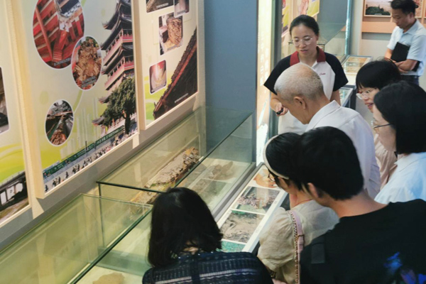 參觀南寧市白蟻防治科普基地科普展廳。