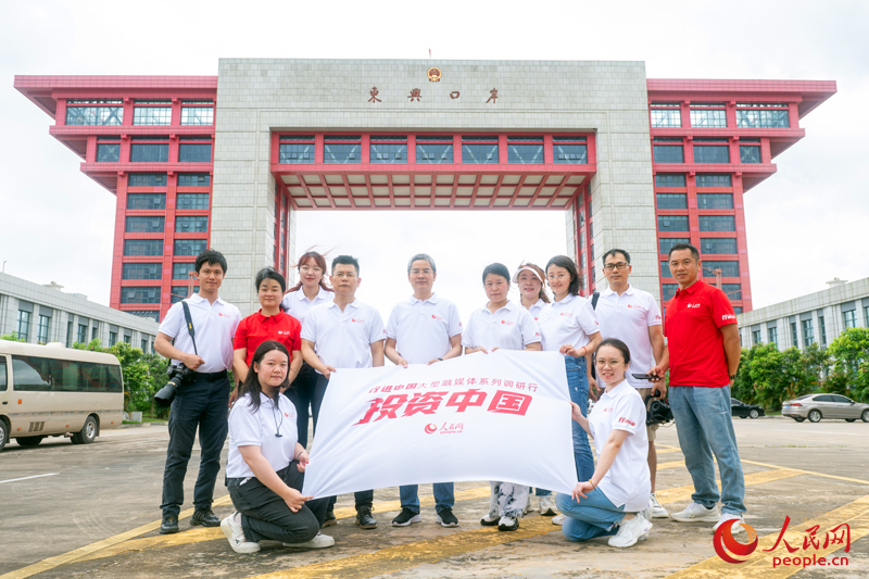 人民網(wǎng)“行進(jìn)中國(guó)”廣西調(diào)研采訪團(tuán)在東興口岸北侖河二橋。人民網(wǎng)記者 嚴(yán)立政攝