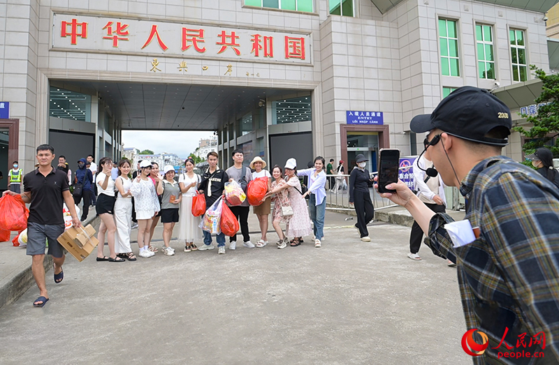 拍照留念。人民網 雷琦竣攝