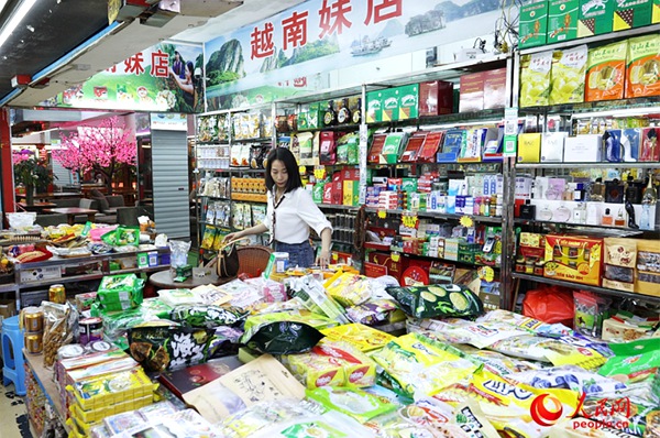 武氏清心在店鋪里忙碌。人民網(wǎng)記者 譚江波攝