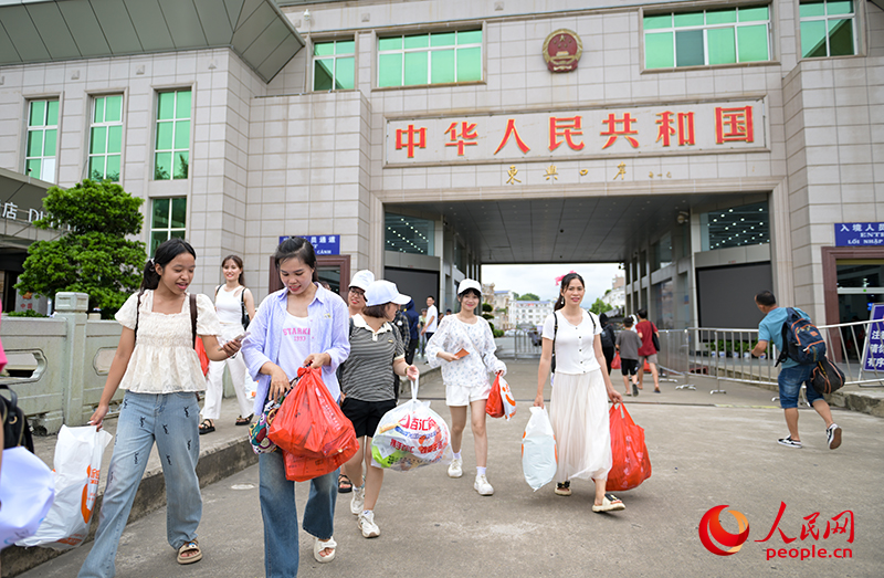 游客滿載而歸。人民網(wǎng) 雷琦竣攝
