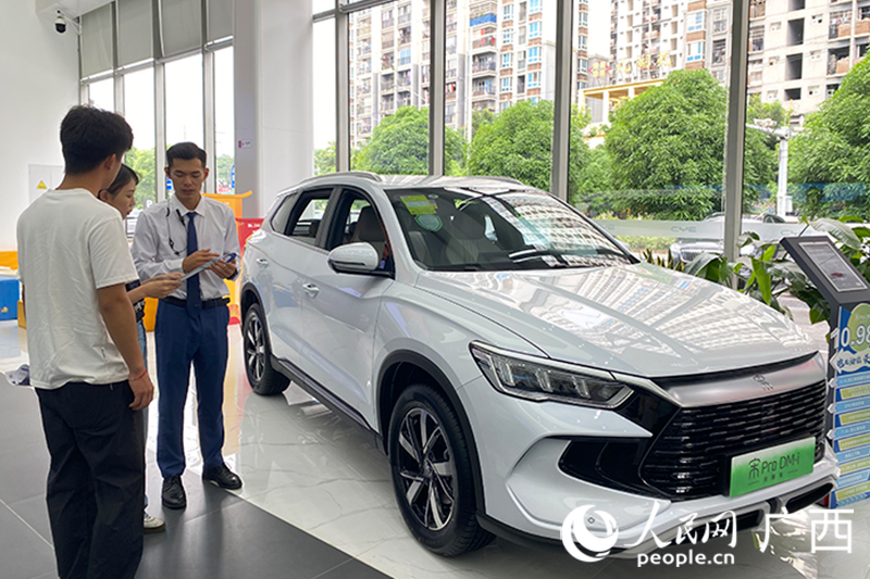 消費(fèi)者選購新能源汽車。人民網(wǎng) 馮肖慧攝