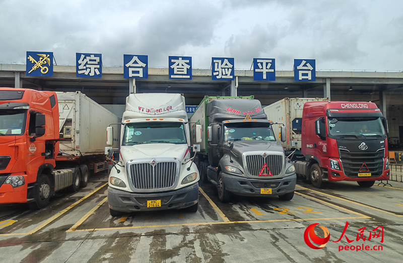 冷鏈貨車在東興口岸北侖河二橋進(jìn)境水果查驗場地接受查驗。人民網(wǎng)記者 劉云攝
