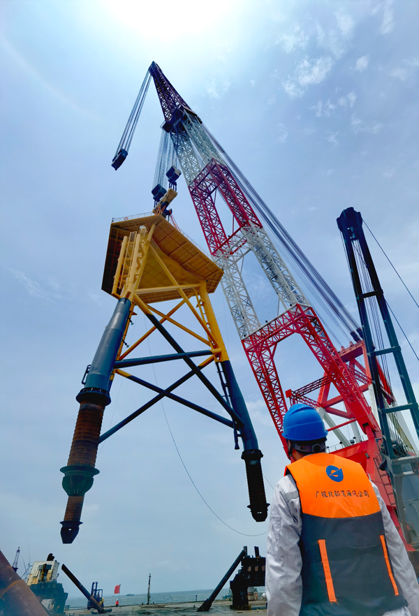 廣西防城港海上風電示范項目導管架吊裝。項目部供圖