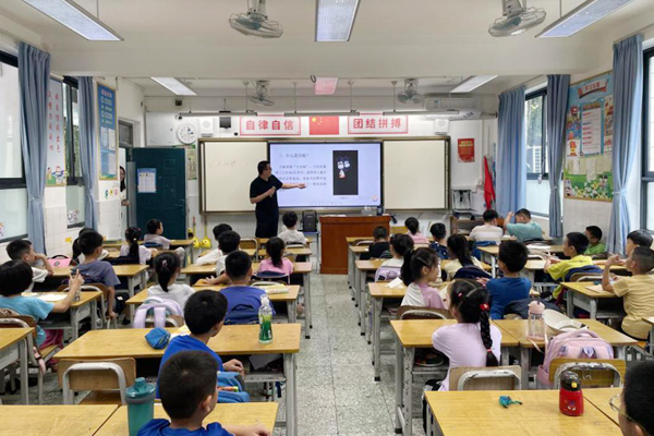 白蟻知識科普課堂現(xiàn)場。