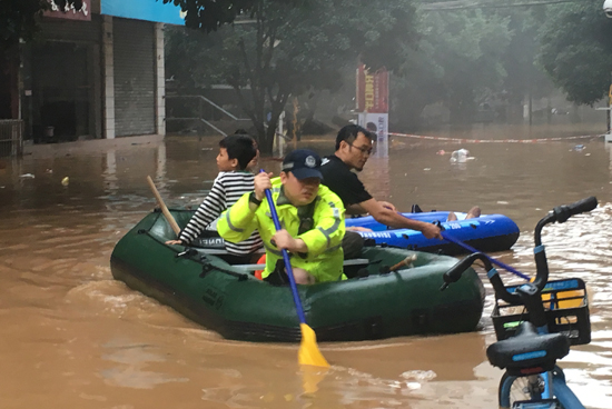 民輔警在轉(zhuǎn)移群眾。唐平平攝