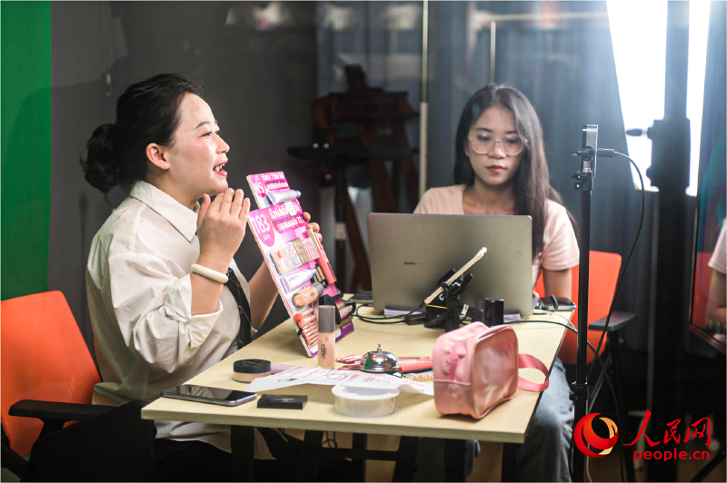 直播間里，主播熱情推介美妝產(chǎn)品。人民網(wǎng)記者 嚴(yán)立政攝