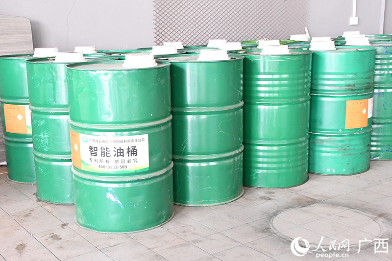 回收廢礦物油的智能油桶。人民網(wǎng)記者 覃心攝