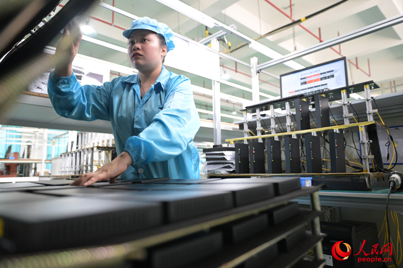 深圳瑞吉聯(lián)科技有限公司在東興的生產(chǎn)基地。人民網(wǎng) 雷琦竣攝