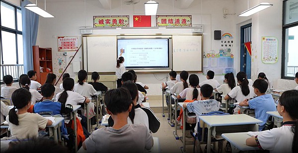 圖為賴翠梅在課堂上授課