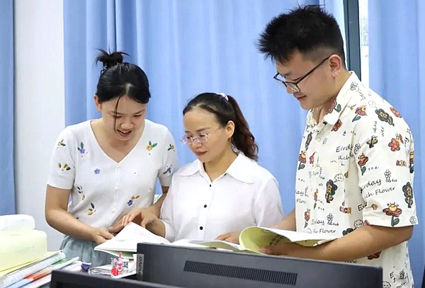 圖為賴翠梅老師與同事探討教育教學(xué)方法