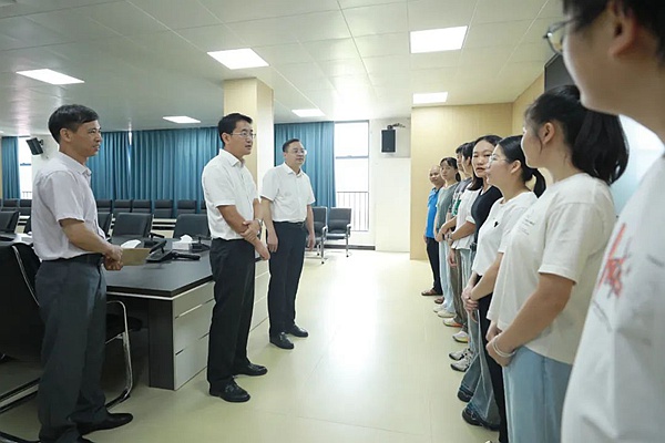 韋猛一行在華南師范大學(xué)礪儒高級中學(xué)（信宜）考察并看望慰問跟崗學(xué)習(xí)的忻城縣教師醫(yī)生代表