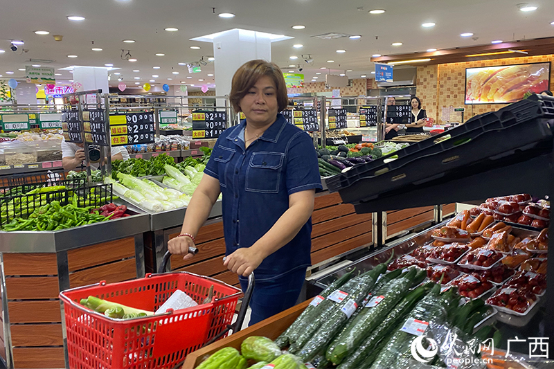市民在桂林百貨大樓超市購(gòu)物。人民網(wǎng) 馮肖慧攝