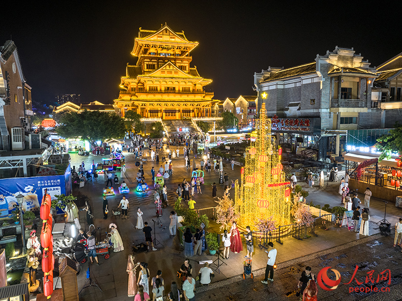 柳州市窯埠古鎮(zhèn)旅拍產(chǎn)業(yè)興旺。人民網(wǎng) 雷琦竣攝