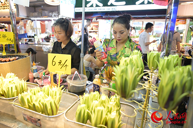 “芒果花”是游客來廣西必打卡之一的美食。人民網(wǎng) 雷琦竣攝