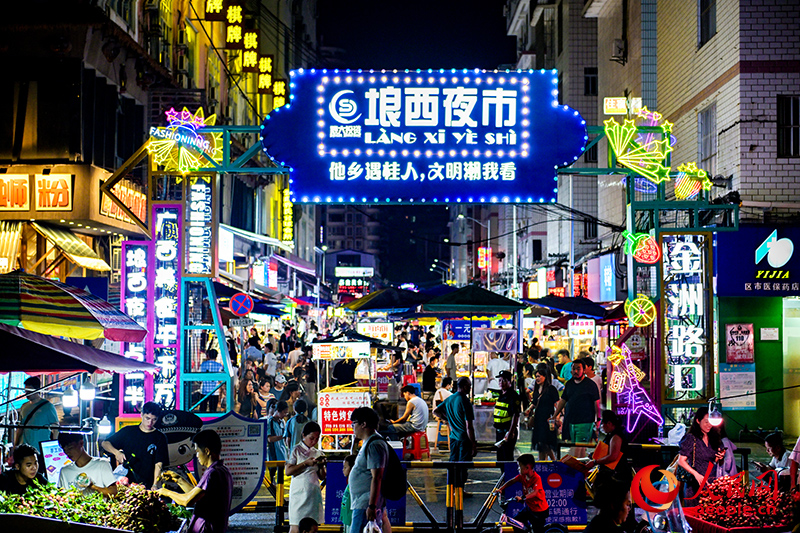 南寧市埌西夜市熱鬧非凡。人民網(wǎng) 雷琦竣攝
