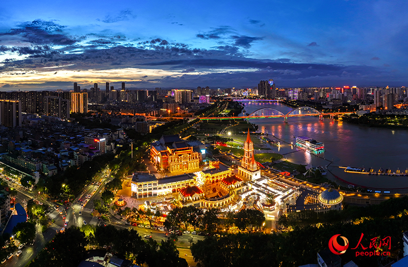 南寧亭子碼頭商業(yè)街。人民網(wǎng) 雷琦竣攝