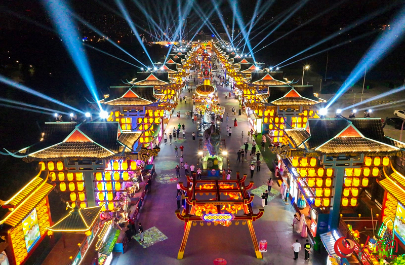 “南寧之夜”燈光秀璀璨奪目。人民網(wǎng) 雷琦竣攝