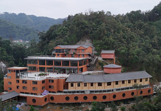 正在建設(shè)中的黑石山茶文旅綜合體項(xiàng)目。余珍利攝