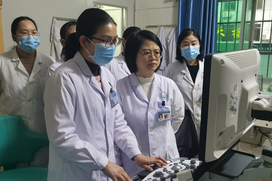 圖三  深圳大學(xué)總醫(yī)院超聲科主治醫(yī)師、“組團(tuán)式”幫扶醫(yī)生葉婷婷（中）對羅城縣人民醫(yī)院醫(yī)生進(jìn)行疑難病例帶教（羅城仫佬族自治縣人民醫(yī)院供圖）