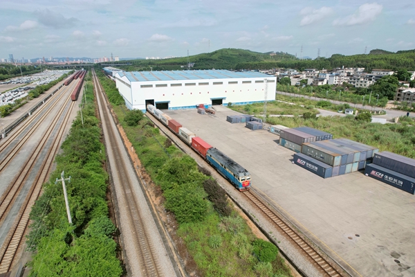 廣西首趟客車化鐵海聯(lián)運班列從柳州開往欽州。安智翔攝