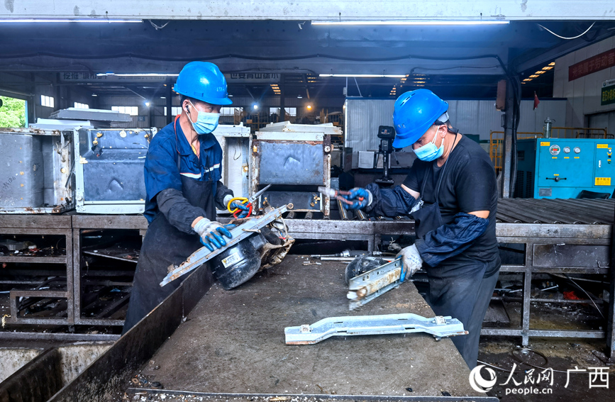 工作人員對廢舊家電進(jìn)行拆解。人民網(wǎng)記者 陳燕攝