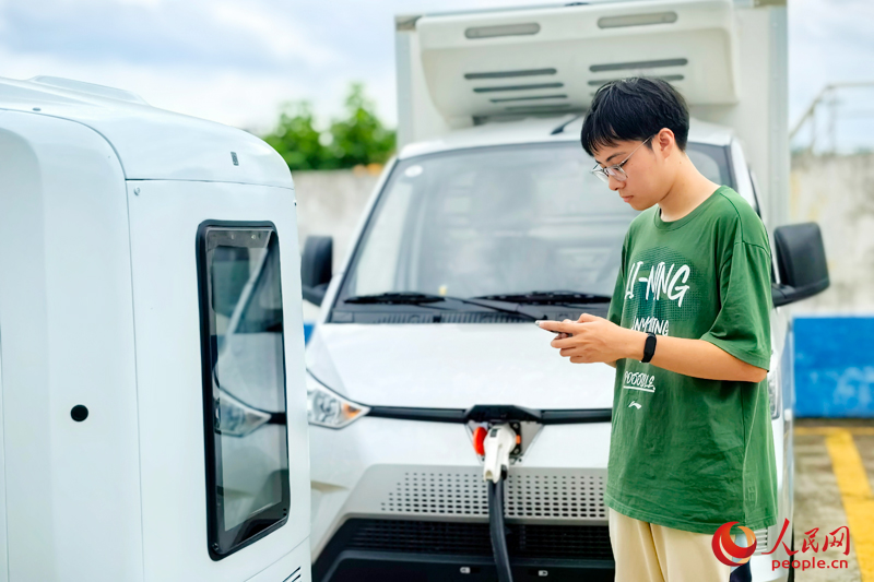 手機實時查看充電情況。人民網(wǎng) 付華周攝