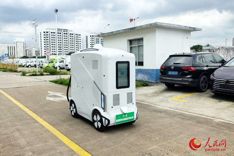 智能移動儲能充電車在廠區(qū)內(nèi)自動行駛。人民網(wǎng) 付華周攝