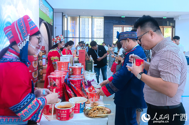干部職工紛紛前來品鑒采購。人民網(wǎng)記者 陳燕攝