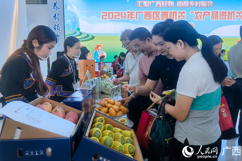 干部職工紛紛前來品鑒采購。人民網(wǎng)記者 陳燕攝