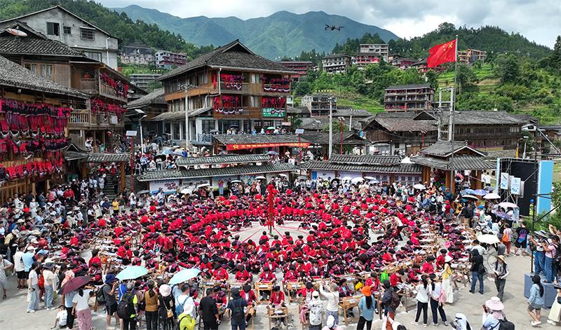 廣西龍勝各族自治縣龍脊鎮(zhèn)大寨村瑤族同胞歡慶傳統(tǒng)“曬衣節(jié)”。梁章暉攝