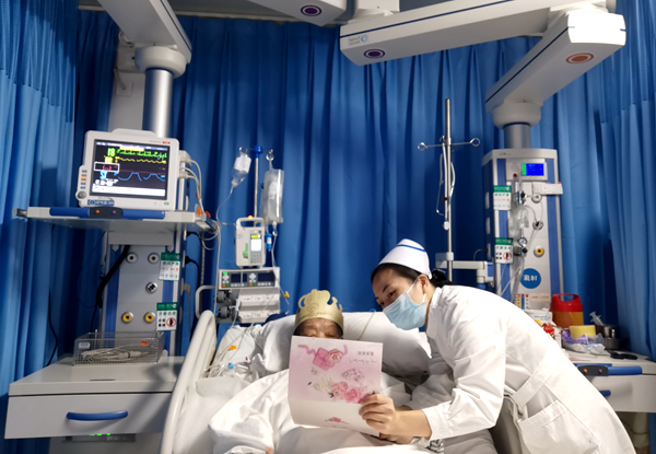 為94歲奶奶慶祝生日。