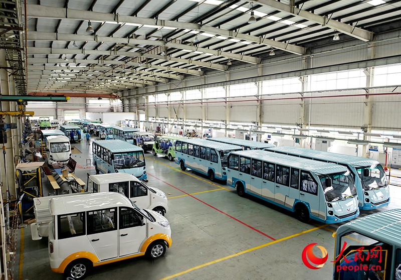 青海湖景區(qū)訂制的觀光車即將發(fā)貨。人民網(wǎng) 雷琦竣攝