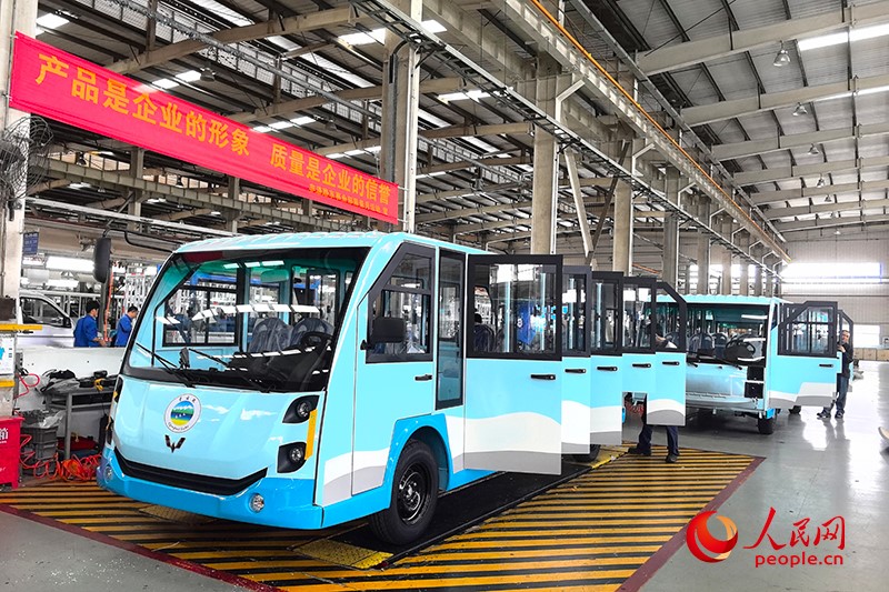 工人檢查車輛。人民網(wǎng) 付華周攝