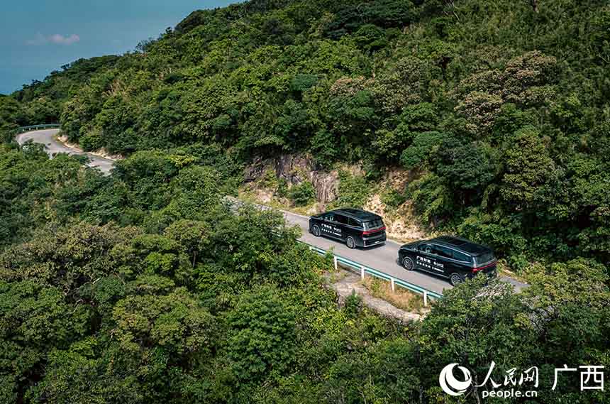 報(bào)道團(tuán)乘坐風(fēng)行星海V9商務(wù)車前往華南之巔。人民網(wǎng)記者 嚴(yán)立政攝