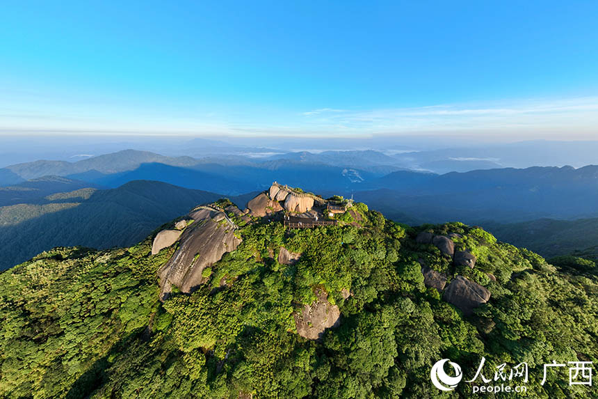 海拔2141.5米的貓兒山主峰。人民網(wǎng) 付華周攝