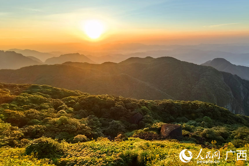 貓兒山日出美景。人民網(wǎng) 付華周攝