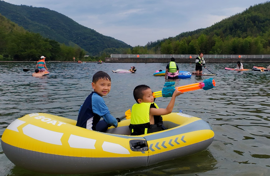 游客在貓兒山漓江源大峽谷玩水。廣旅集團(tuán)供圖