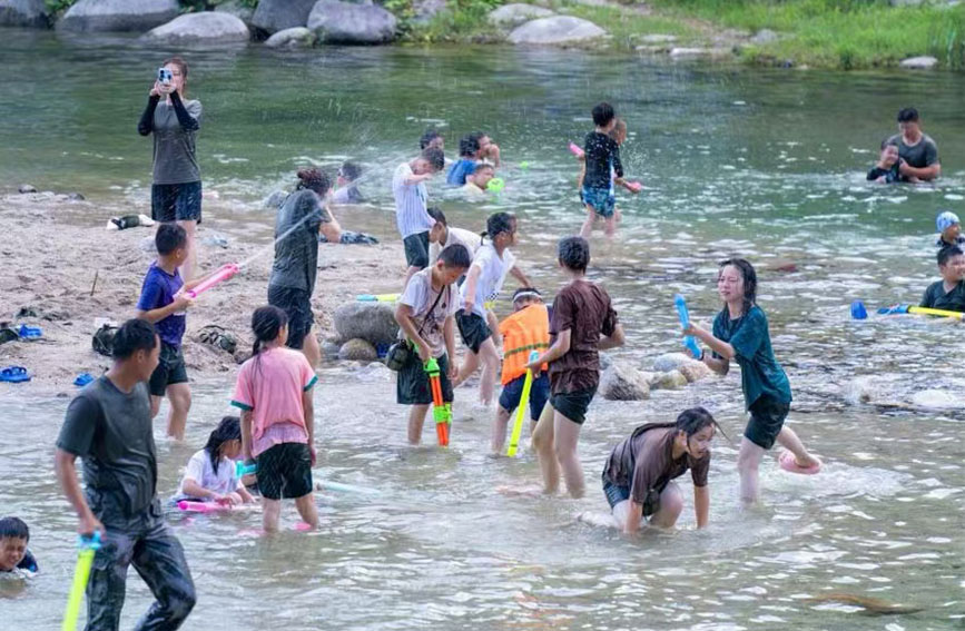 游客在貓兒山漓江源大峽谷嬉水玩樂。廣旅集團(tuán)供圖
