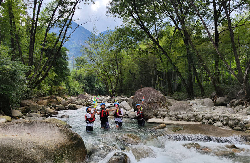 游客在貓兒山漓江源大峽谷溪水中游玩。廣旅集團(tuán)供圖