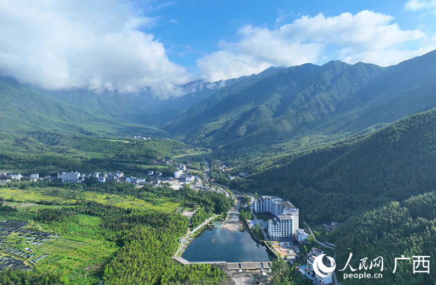 環(huán)境優(yōu)美的貓兒山漓江源大峽谷。人民網(wǎng) 付華周攝