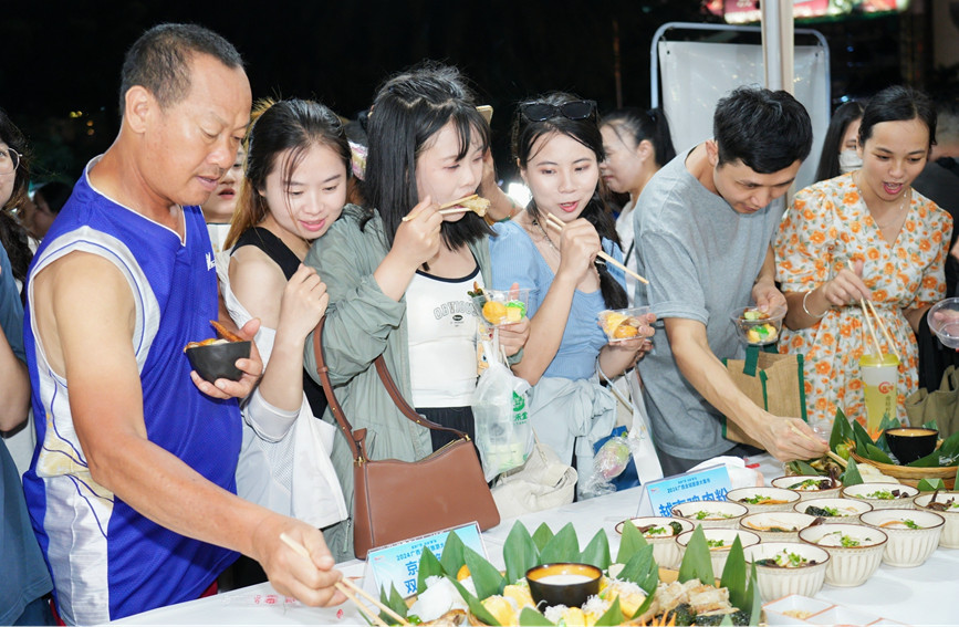 游客在品嘗美食。主辦方供圖