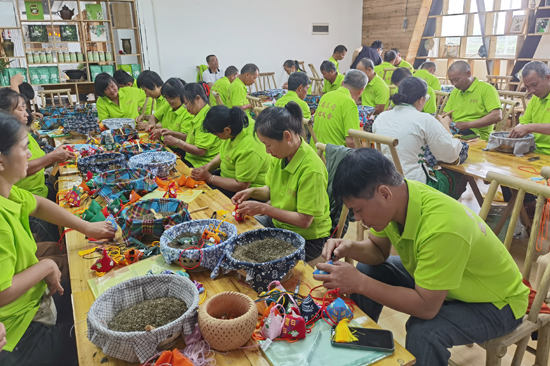 學(xué)員們正在學(xué)習(xí)茉莉香包制作