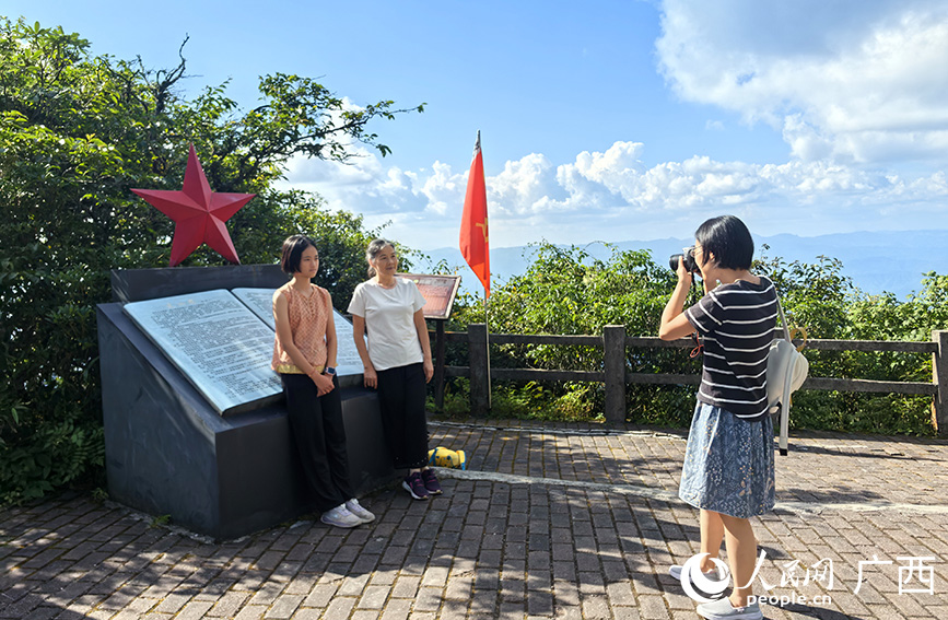 游客在貓兒山老山界合影。人民網(wǎng) 付華周攝