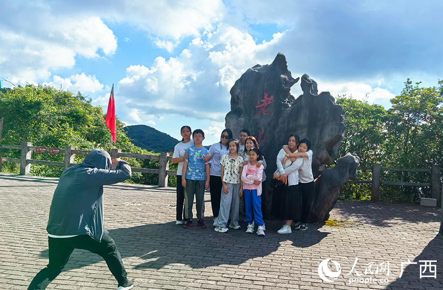 游客在貓兒山老山界合影。人民網(wǎng) 付華周攝
