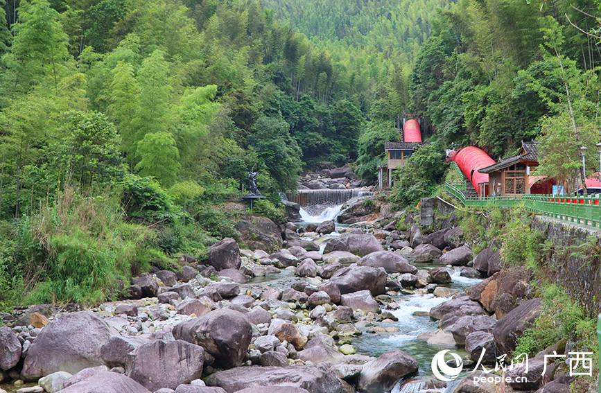 貓兒山漓江源大峽谷溪流。人民網(wǎng) 付華周攝